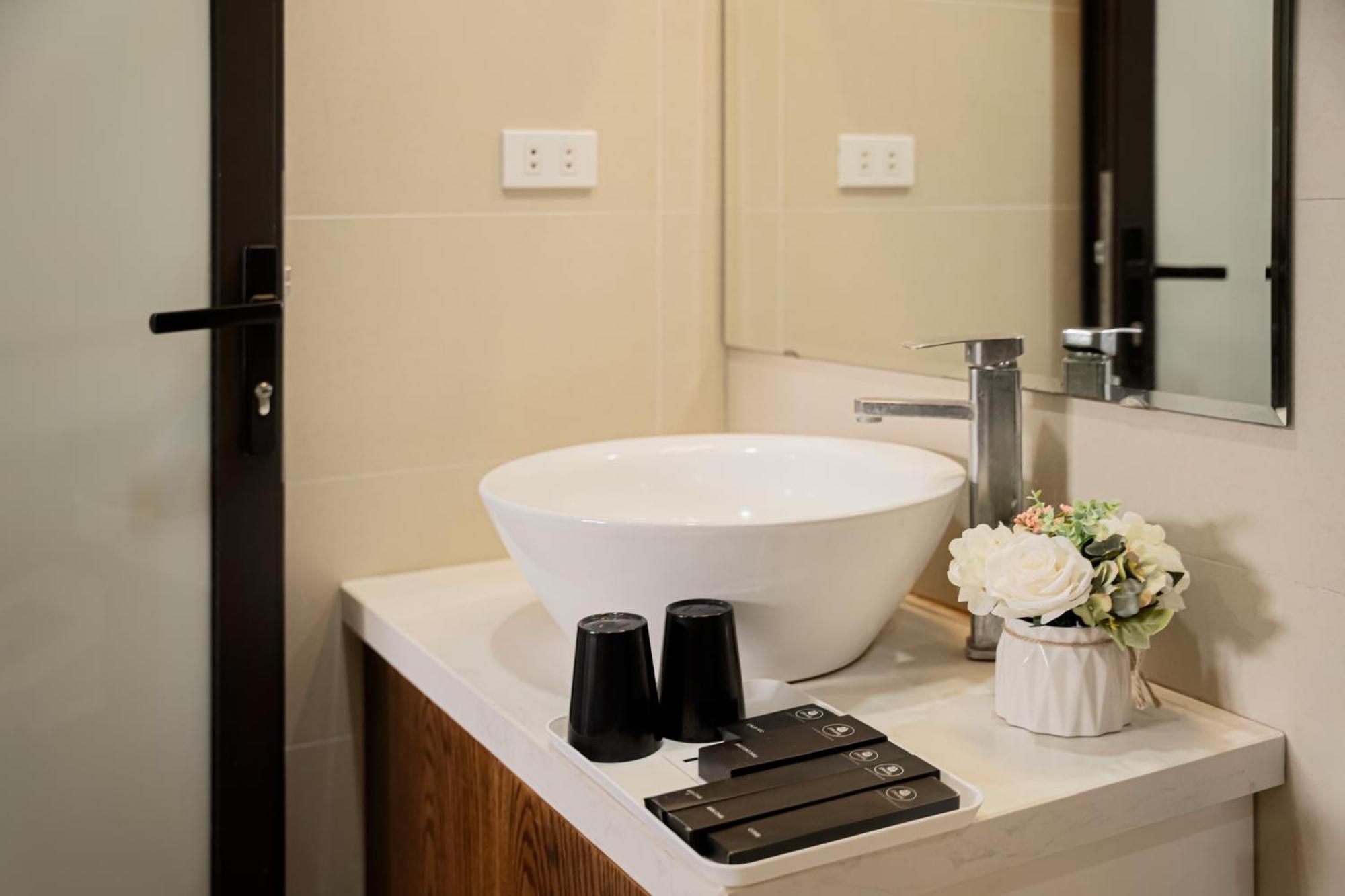 22Housing Hotel & Residence 60 Linh Lang Ханой Екстериор снимка